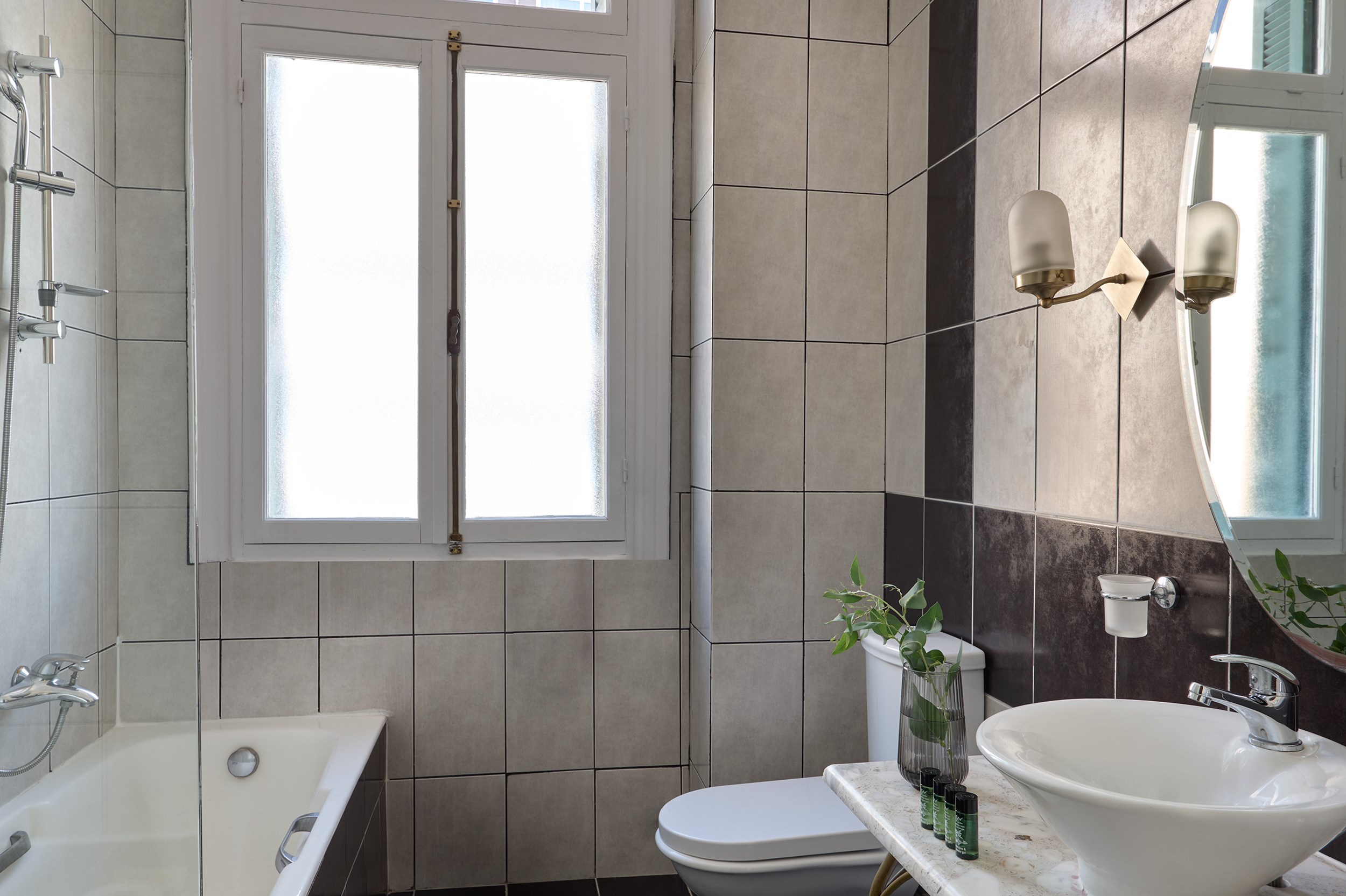 delphijuniorsuitew.-balconybathroom5dimitris-chach