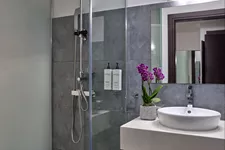 breezestandard-room3bathroomdimitris-chachlas-1-